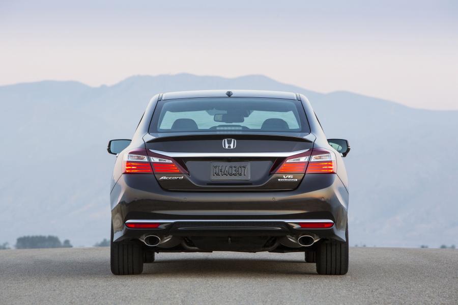  Honda Accord Touring 2016 года  (US) (фото 22 из 33)